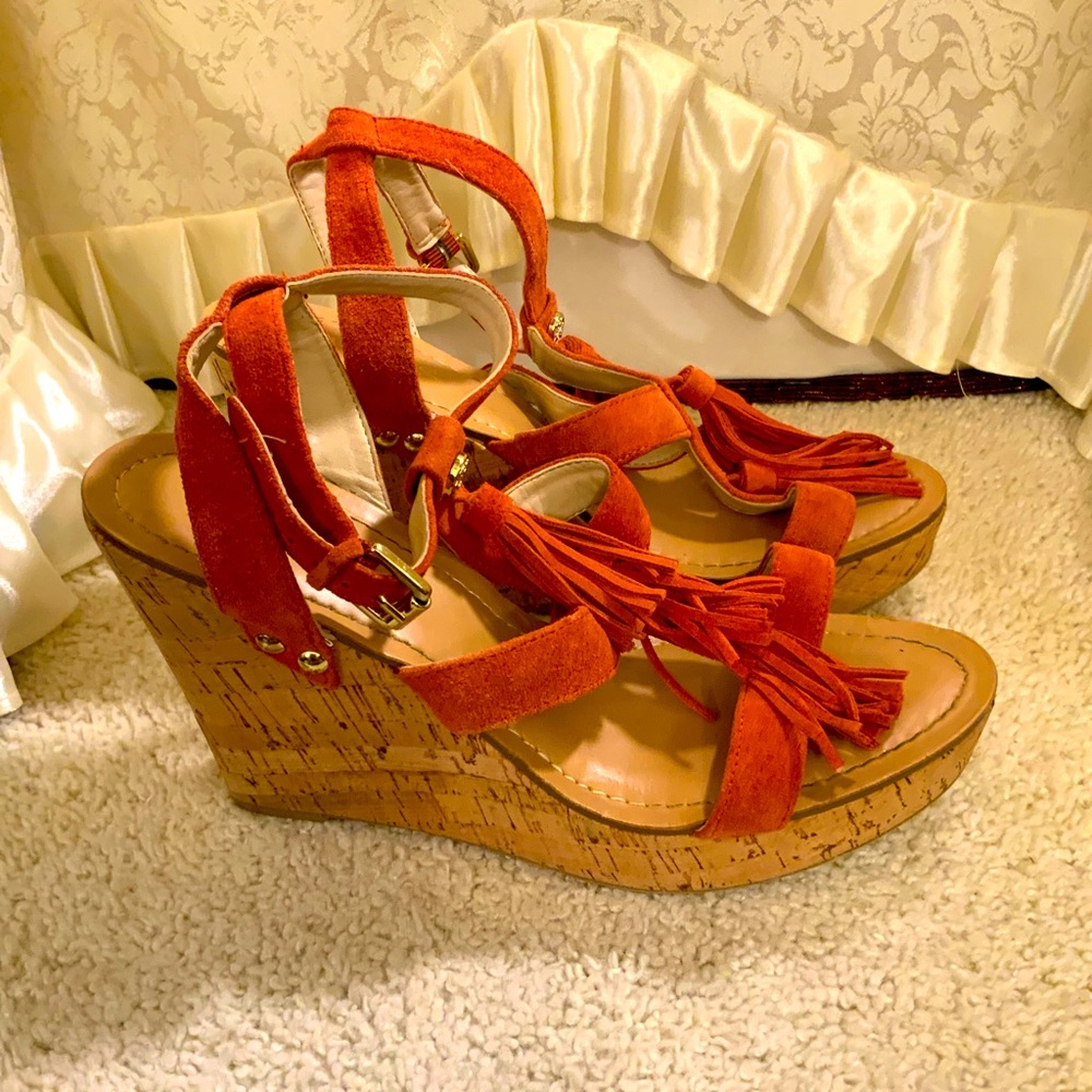 GUESS WOMENS SUEDE FRING CORK WEDGE SANDALS